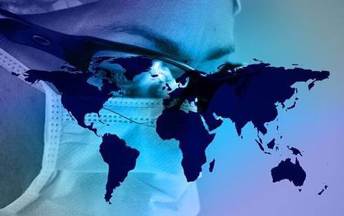 Person med mundbind med verdenskort foran