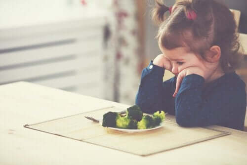 Lille pige vil ikke spise broccoli