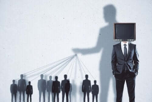 Mand har et tv på sit hoved