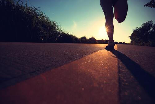 Person løber på en vej for at træne til at løbe et maraton