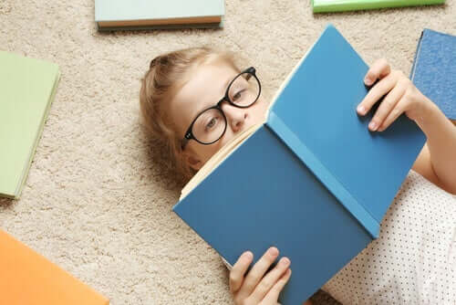 Pige på gulv læser bog