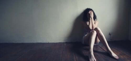 fortvivlet kvinde sidder på gulvet