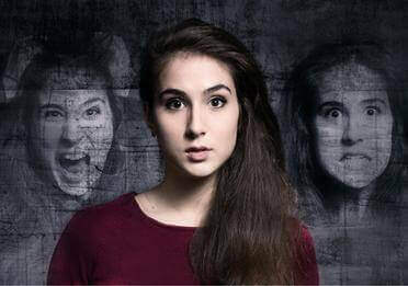 kvinde omgivet af ansigter