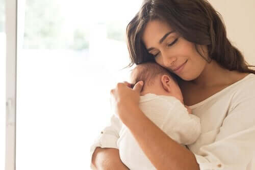 En mor, der holder sin baby