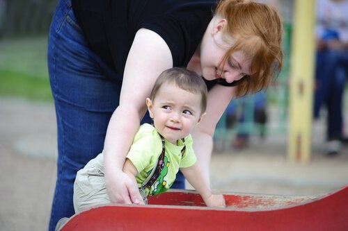 Strange Situation-proceduren evaluerer typen af tilknytning mellem mor og barn, som her ses på legeplads