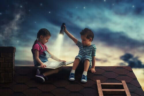 To børn læser sammen på tag om natten