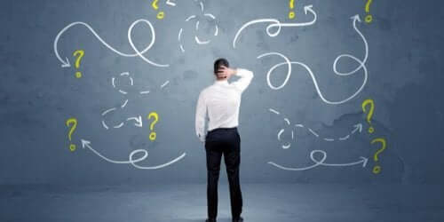 mand står i mange planer