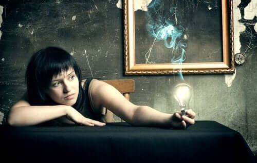 Kvinde med brændende pære i hånden