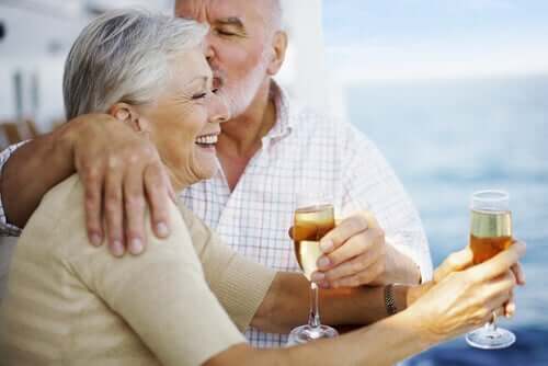 Par, der drikker champagne, undgår monotoni og hjertesorg