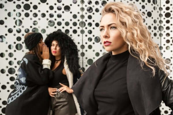 kvinde sladrer, selvom Erich Fromm siger, menneskeheden mangler solidaritet