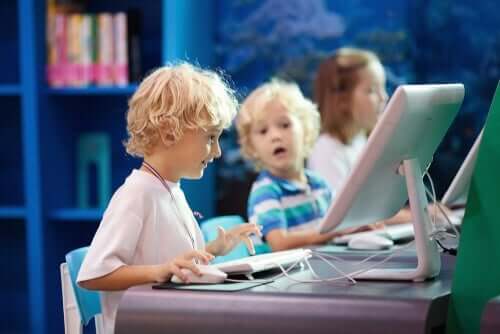 Børn, der sidder ved computere