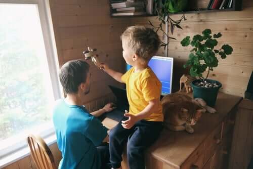 Far har svært ved at arbejde hjemmefra med børn, da sønnen sidder på hans skrivebord
