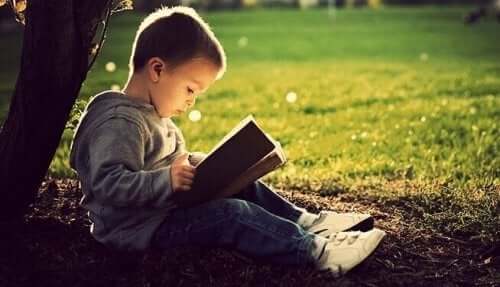 Dreng læser bog