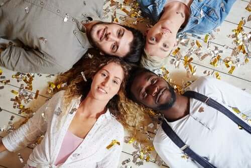 Ikke-monogami illustreres af fire personer sammen på gulv