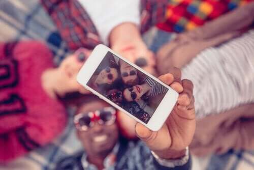 Gruppe unge, der tager en selfie