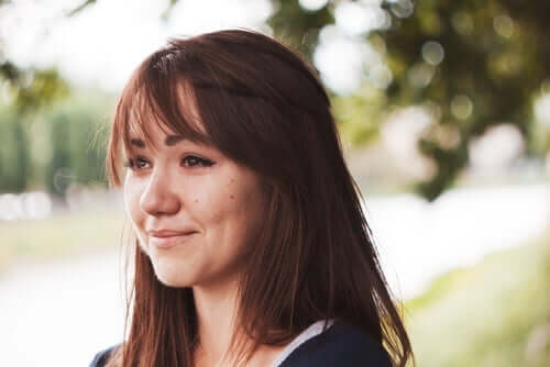 Kvinde er ved at græde af glæde