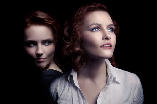 Kvinde i mørke kigger mod kvinde, der ser mod lyset