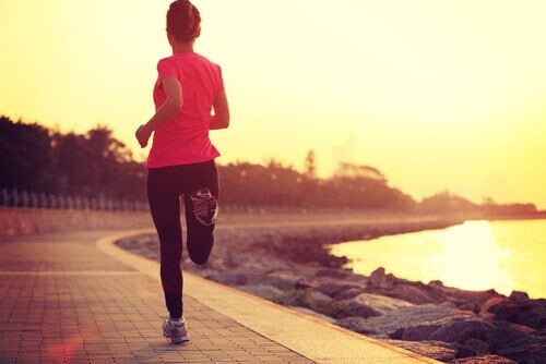 En kvinde, der jogger