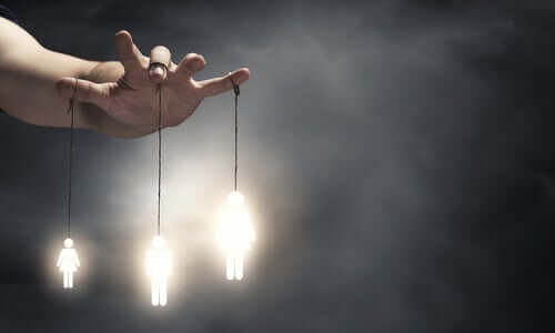 Person holder selvlysende dukker i snore