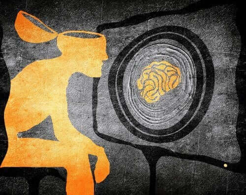 Figur med åben hjerne foran TV