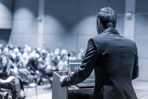 Mand holder tale og anvender strategier til mediemanipulation