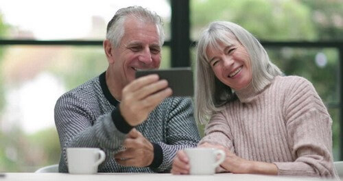 Ældre par foretager videoopkald 