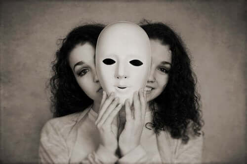to ansigter bag en maske