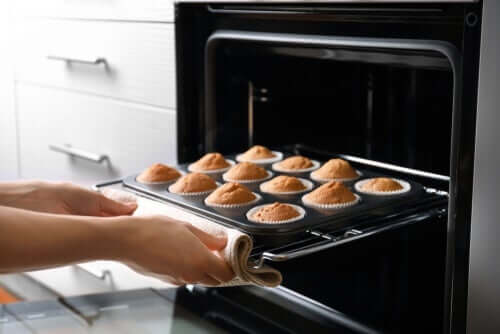 Person kommer muffins i ovn som følge af følelsesmæssig spisning under lockdown