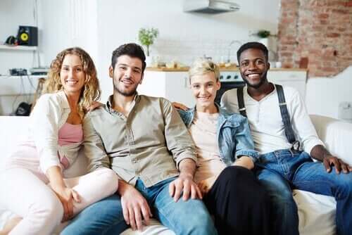 Fire personer i sofa dyrker ikke-monogami