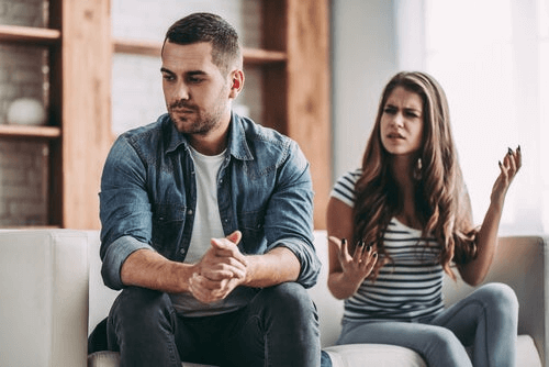 Par skændes på grund af spændinger i forhold under lockdown