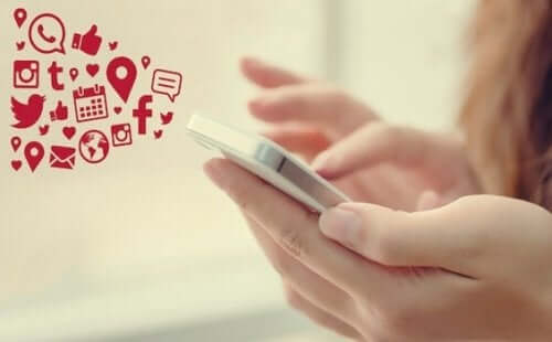 Kvinde med telefon og sociale medier