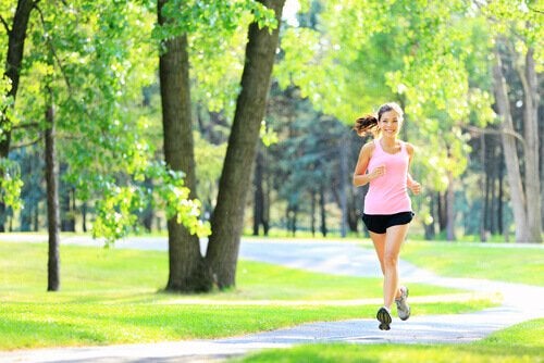  Træning er en god stresshåndteringsmetode, hvilket kvinde anvender ved at løbe i skov