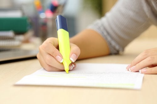 Person understreger ting i tekst