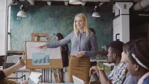 Kvinde laver en præsentation