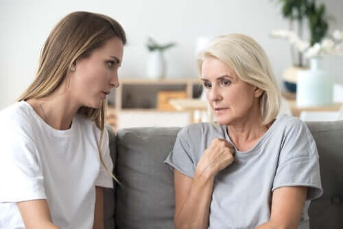 Mor og datter taler sammen som metode til at formidle, hvad du føler