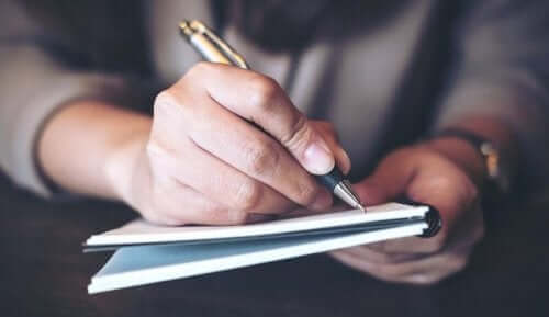 En mand, der skriver