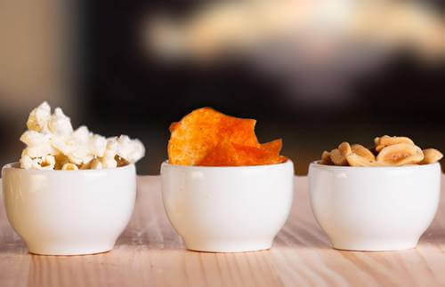 Snacks i små skåle på bord