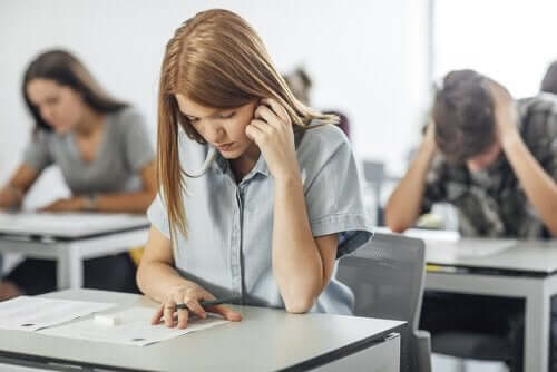 Elever i gang med eksamen