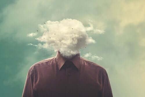 Mand med hovedet i en sky