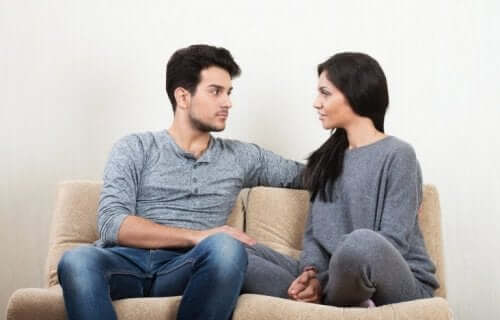 Par med fin øjenkontakt formår at opnå tillid under en samtale