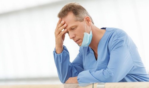 Udmattet læge har brug for psykologisk støtte