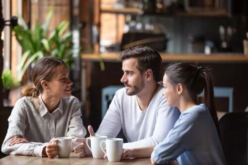 Tre folk på en café
