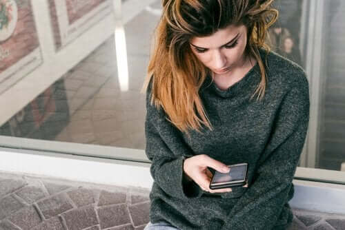 Kvinde med telefon er vidne til løgne på de sociale medier