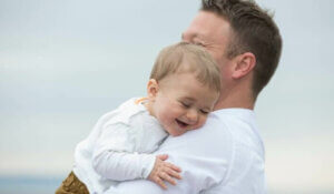 Grunden til, at forældre bærer børn på venstre side