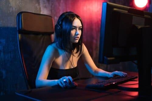 Animeret kvinde, der spiller computer