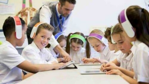 Børn i skole med høretelefoner på