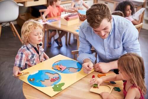 Lærer underviser børn ud fra metoden af Maria Montessori