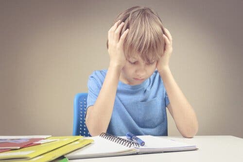 Dreng kæmper med at løse et problem i matematik