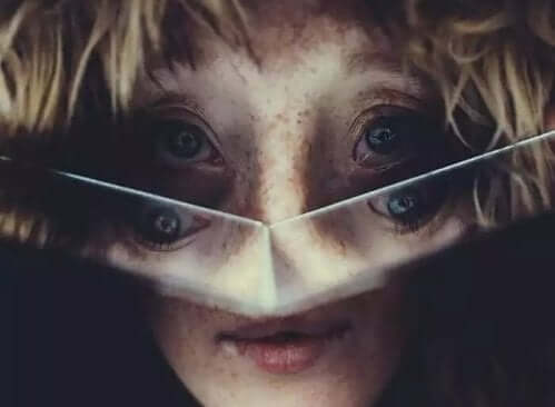 En person, der kigger ind i et knækket spejl