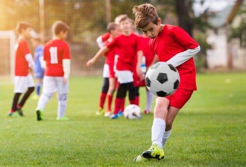 En dreng på et ungdomsfodboldhold, der sparker til en bold